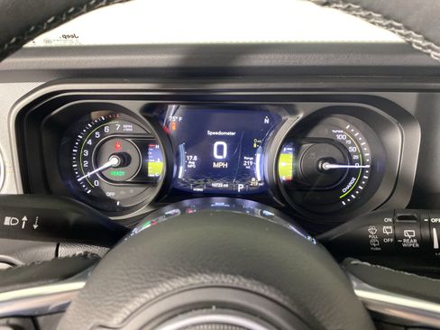 Used 2025 Jeep Wrangler Unlimited Sahara AWD/4WD image 23