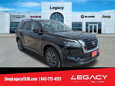 Used 2024 Nissan Pathfinder SV image 1