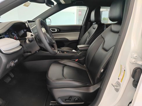 Used 2025 Jeep Compass Limited AWD/4WD image 9