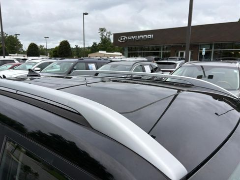 Used 2022 Hyundai Venue SEL FWD image 4