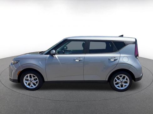 Used 2025 Kia Soul LX w/ LX Technology Package FWD image 9