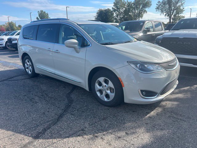 Used 2017 Chrysler Pacifica Touring-L Plus FWD image 5