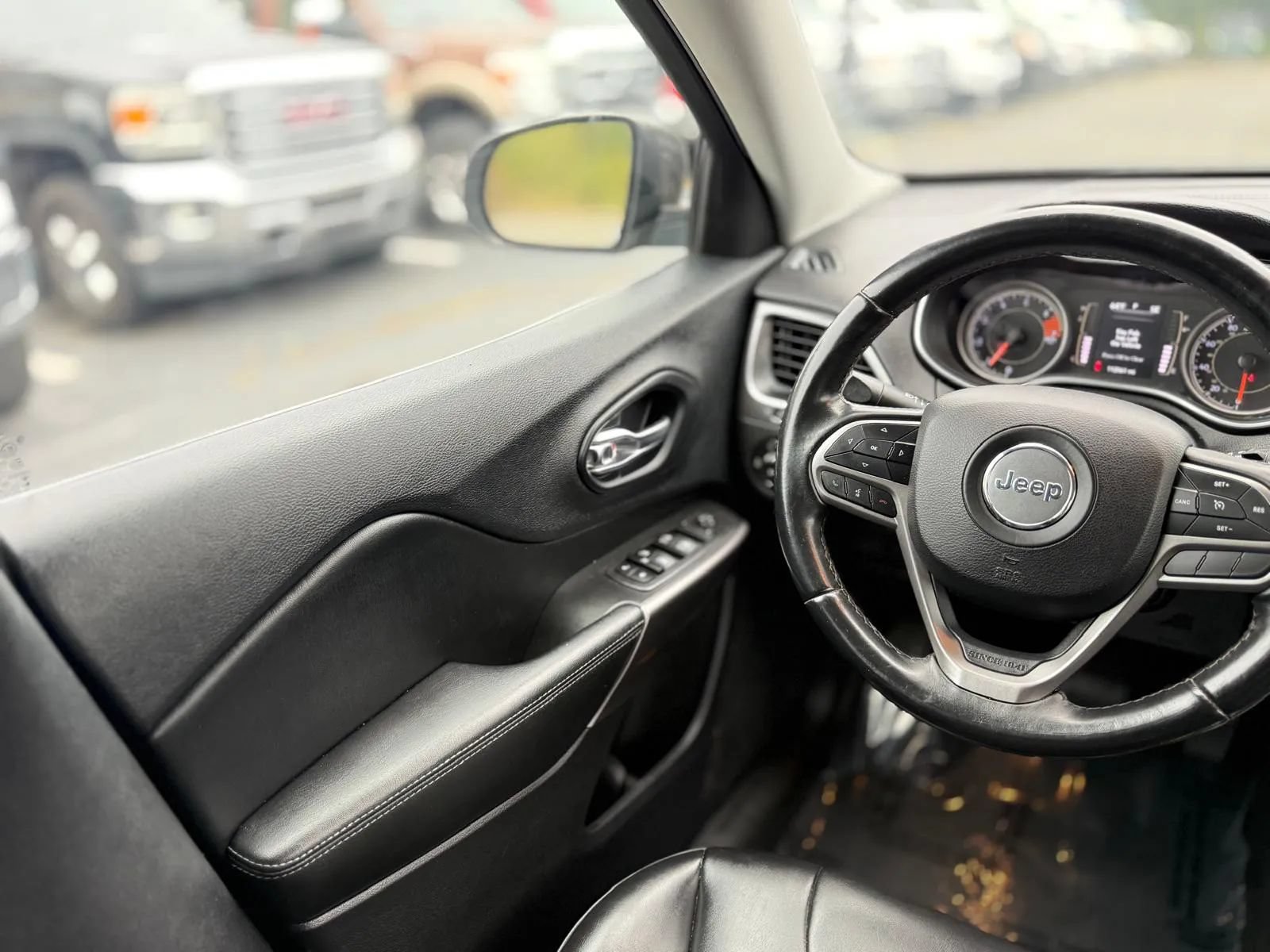 Used 2019 Jeep Cherokee Latitude Plus AWD/4WD image 20