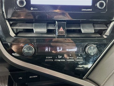 Used 2021 Toyota Camry SE image 16