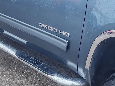 Used 2011 GMC Sierra 2500 SLE w/ SLE Preferred Package image 2