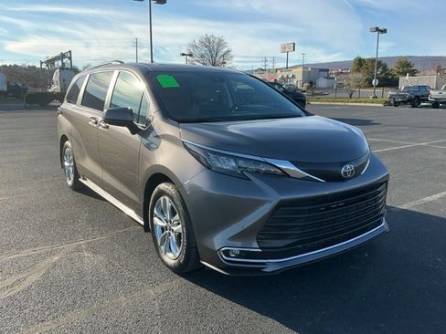 Used 2024 Toyota Sienna XLE image 3