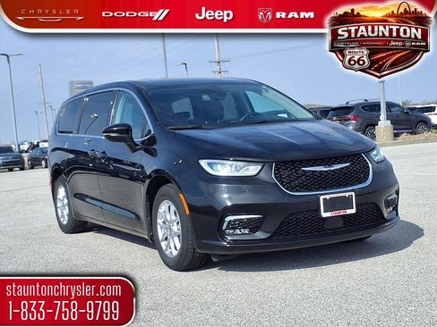 Used 2023 Chrysler Pacifica Touring-L image 1