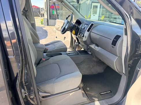 Used 2010 Nissan Frontier SE image 16