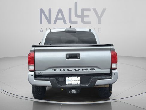 Used 2017 Toyota Tacoma TRD Sport w/ Premium & Technology Package AWD/4WD image 8