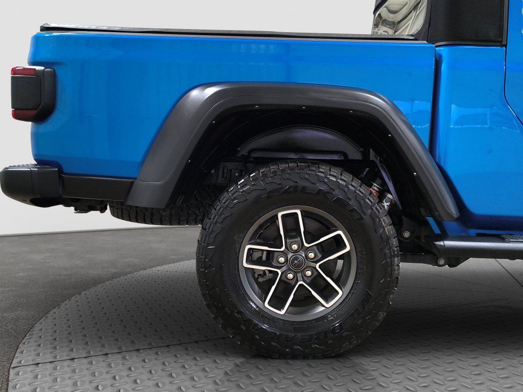 Used 2024 Jeep Gladiator Mojave w/ Technology Group AWD/4WD image 3