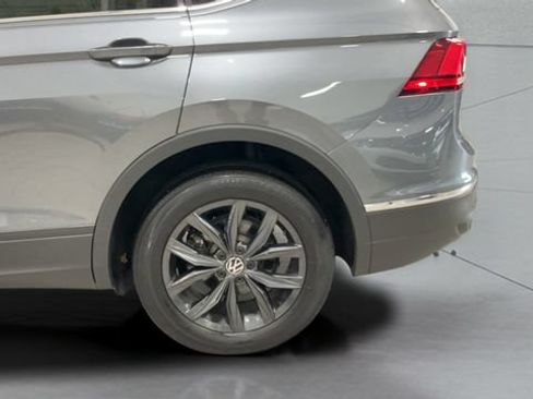 Certified 2024 Volkswagen Tiguan SE w/ Panoramic Sunroof Package AWD/4WD image 27