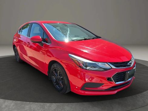 Used 2017 Chevrolet Cruze LT w/ Convenience Package FWD image 3