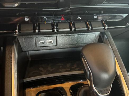 Used 2023 GMC Canyon Elevation image 16