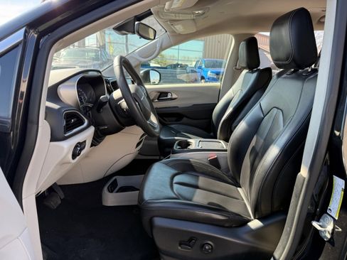 Used 2023 Chrysler Pacifica Touring-L image 25