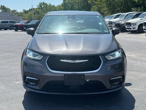 Used 2023 Chrysler Pacifica Touring-L FWD image 11