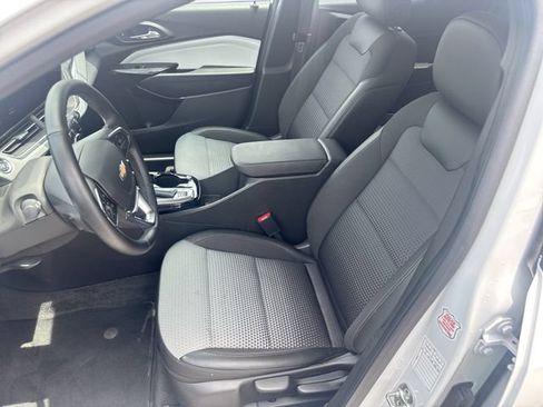 Used 2025 Chevrolet Trax LT w/ LT Convenience Package FWD image 11