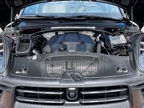 Used 2025 Porsche Macan AWD/4WD image 23