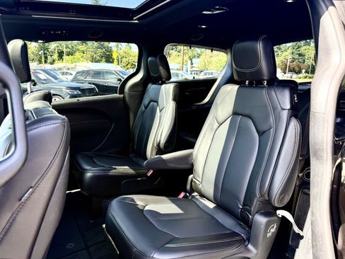 Used 2023 Chrysler Pacifica Touring-L w/ Uconnect Theater Family Group AWD/4WD image 15