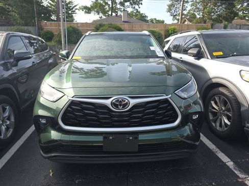 Used 2025 Toyota Highlander XLE AWD/4WD image 2