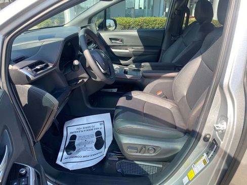 Used 2025 Toyota Sienna XSE FWD image 12