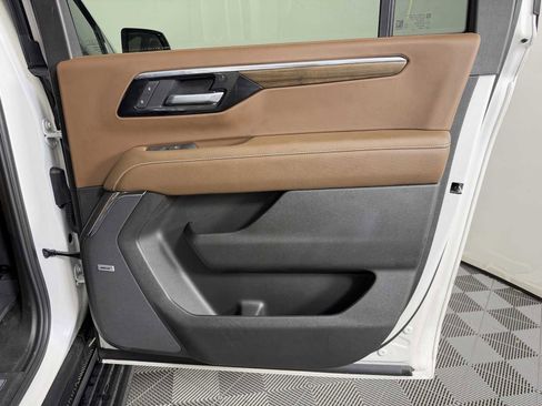 Used 2025 Chevrolet Suburban High Country AWD/4WD image 16