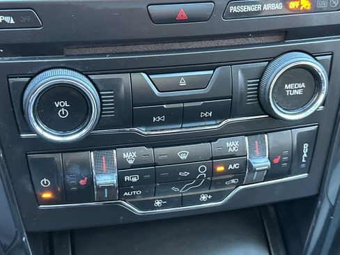 Used 2017 Ford Explorer XLT w/ Equipment Group 202A FWD image 28