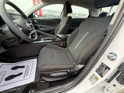 Used 2025 Hyundai Elantra SE image 9