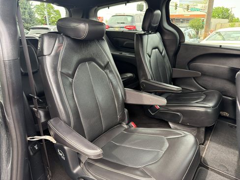 Used 2019 Chrysler Pacifica Touring-L Plus FWD image 20