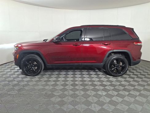 Used 2023 Jeep Grand Cherokee Altitude image 7