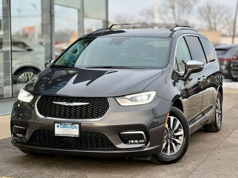 Used 2021 Chrysler Pacifica Limited w/ Uconnect Theater Family Group image 43