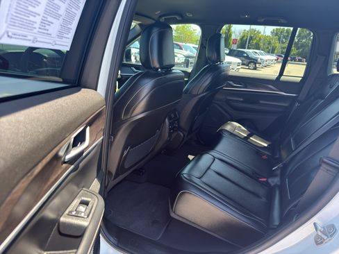 Used 2025 Jeep Grand Cherokee Limited AWD/4WD image 30