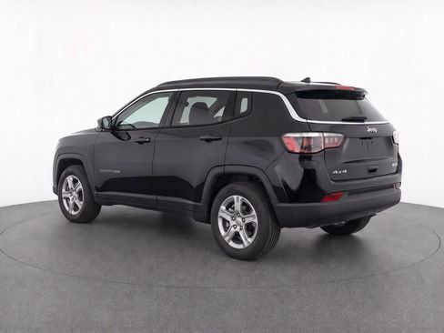Used 2024 Jeep Compass Latitude AWD/4WD image 3