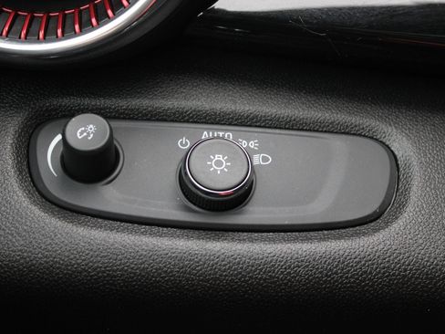 Used 2025 Chevrolet Trax RS w/ Sunroof Package image 23