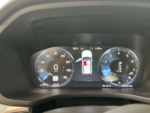 Used 2018 Volvo XC60 T6 Momentum w/ Convenience Package image 11