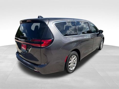 Used 2023 Chrysler Pacifica Touring-L FWD image 8