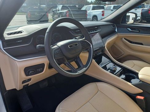 Used 2023 Jeep Grand Cherokee L Limited w/ Luxury Tech Group II image 8