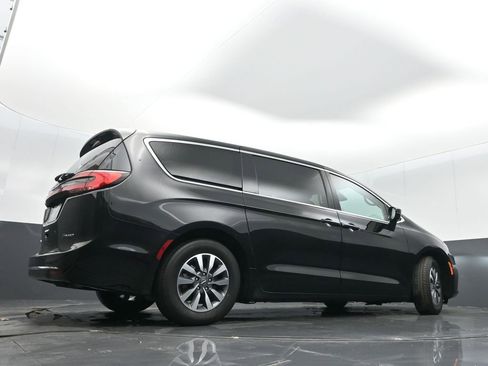 Certified 2024 Chrysler Pacifica Select image 34