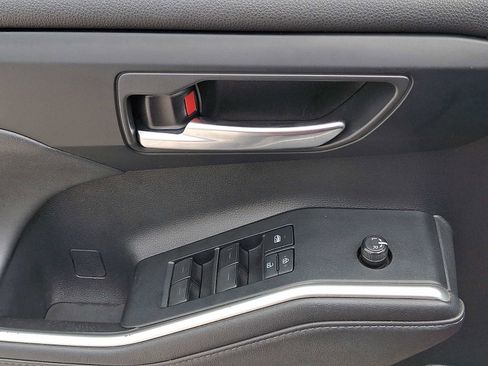 Used 2020 Toyota Highlander XLE AWD/4WD image 13