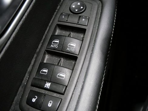 Used 2024 Chrysler Pacifica Select image 13