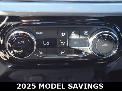 New 2025 Chevrolet Trax LT w/ Sunroof Package image 28