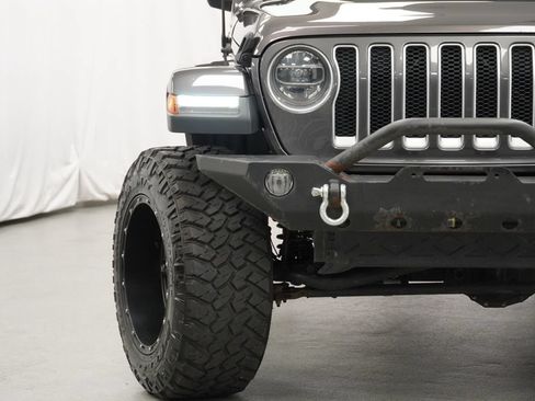 Used 2018 Jeep Wrangler Unlimited Sahara w/ Uconnect 4C Nav & Sound Group AWD/4WD image 6