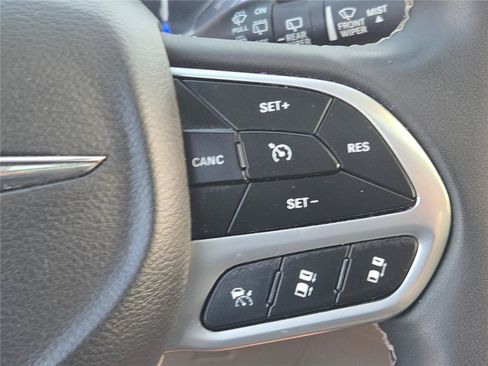 Certified 2023 Chrysler Pacifica Limited FWD image 34