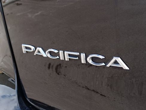 Used 2023 Chrysler Pacifica Touring-L image 6