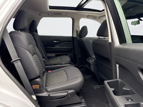 Used 2022 Nissan Pathfinder SV w/ SV Premium Package image 19