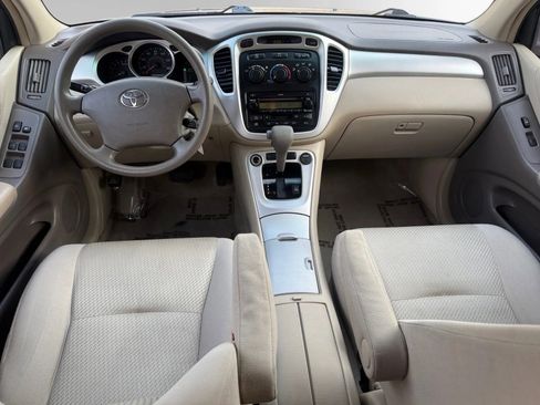 Used 2005 Toyota Highlander 4WD V6 w/ 3rd Row image 14