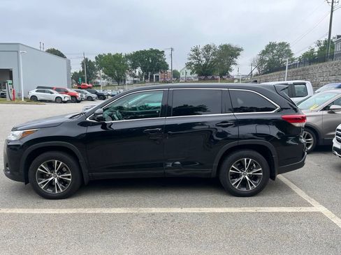 Used 2018 Toyota Highlander Plus AWD/4WD image 4