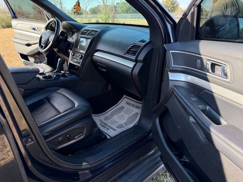 Used 2017 Ford Explorer XLT w/ Equipment Group 202A image 12