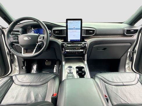 Used 2023 Ford Explorer Platinum w/ Technology Package AWD/4WD image 3