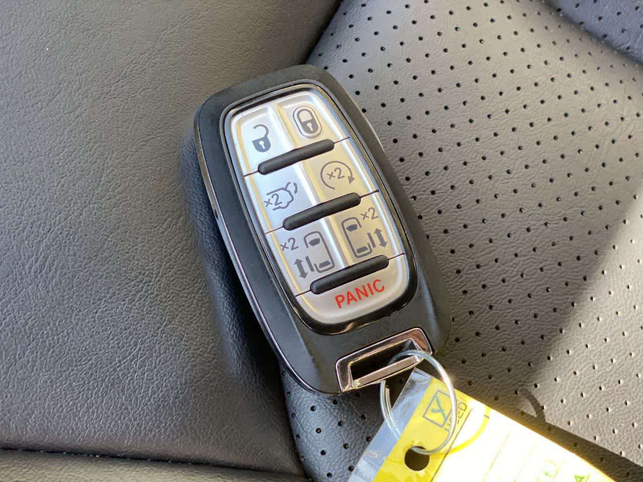 Used 2023 Chrysler Pacifica Touring-L FWD image 27
