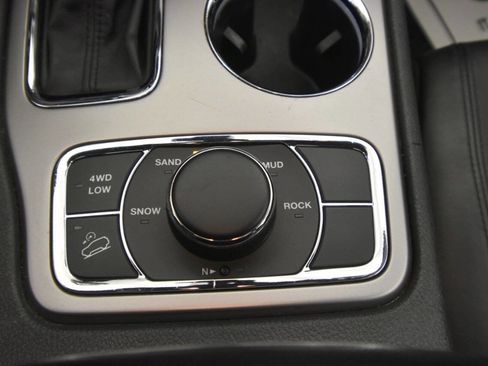 Used 2018 Jeep Grand Cherokee Limited image 19